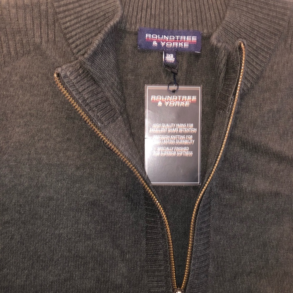 ROUNDTREE & YORKE BRAND NEW SLEEVELESS SWEATER